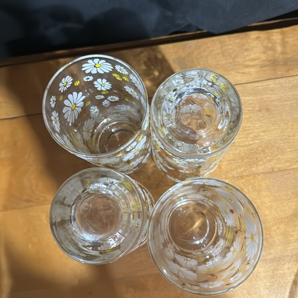 Set of 4 Beware Vintage daisy glasses - Picture 2 of 2